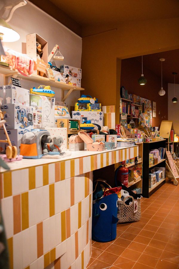 Le comptoir carrelé et les jouets