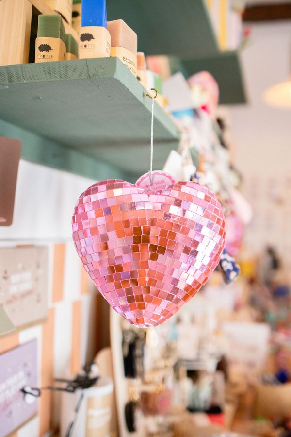 Un cœur à facettes suspendu dans la boutique