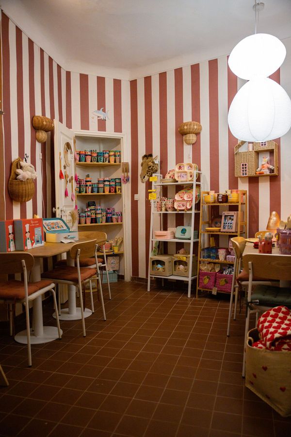 Le coin café et ses tables, sous le mur rayé