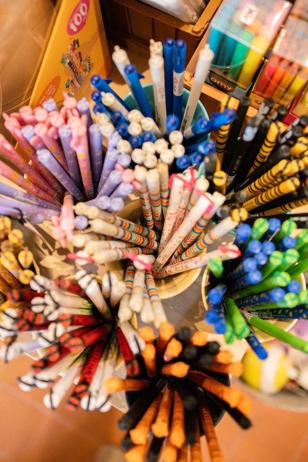 Crayons et feutres colorés pour les ateliers créatifs