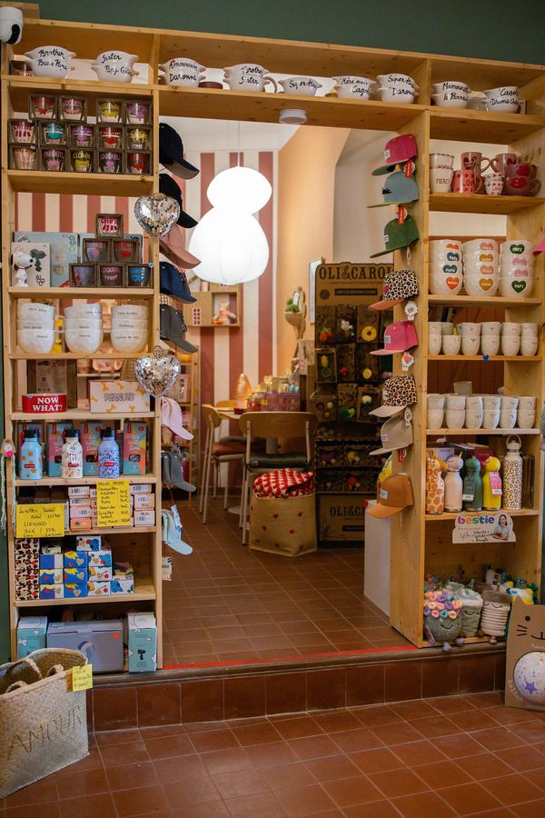 L’entrée de la boutique et ses étagères