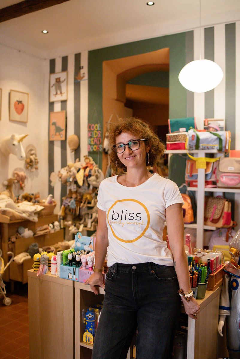 La gérante de Bliss Family Concept au milieu de sa boutique