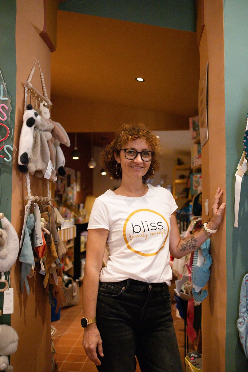 La gérante de Bliss Family Concept à l'entrée de sa boutique, à Marseille