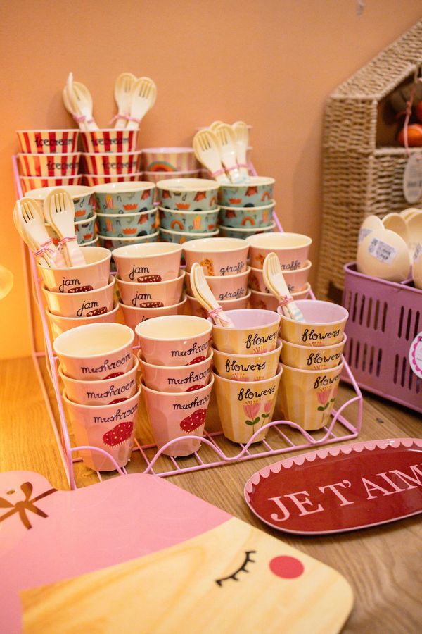 Tasses et assiettes colorées pour les enfants
